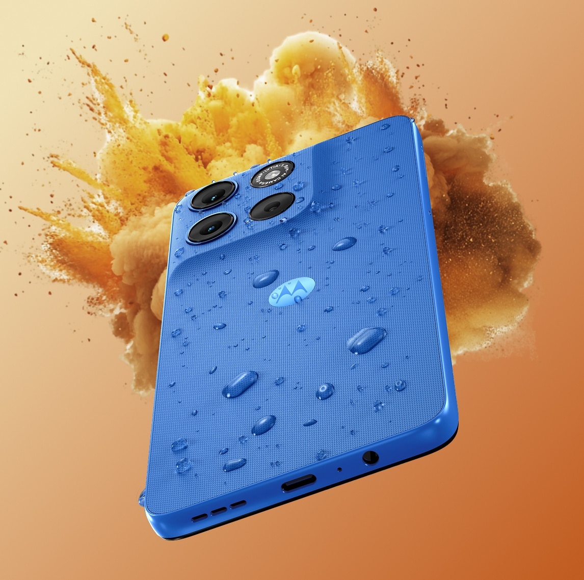 Motorola Moto G57 i Pantone Regatta med vanddråber