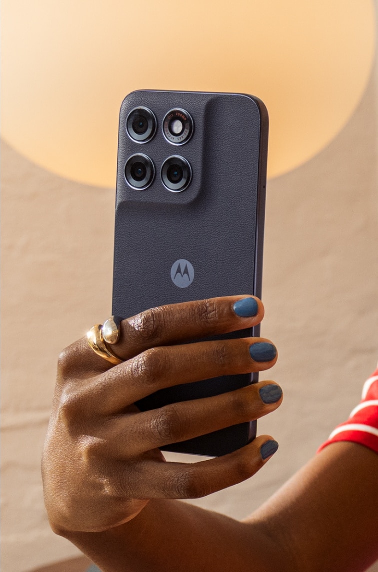 Moto G87 i Pantone Overture i handen